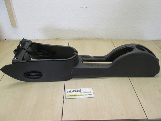 PLASTIKA MED SEDEZI BREZ NASLONJALA ROK OEM N. 9637999577 ORIGINAL REZERVNI DEL CITROEN C3 / PLURIEL MK1 (2002 - 09/2005) BENZINA LETNIK 2003