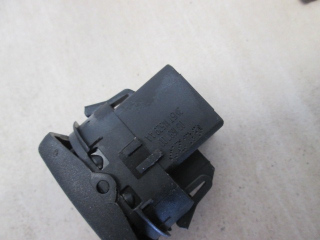 ZADNJE STIKALO OEM N. 3M5T14529AA ORIGINAL REZERVNI DEL FORD FOCUS DA HCP DP MK2 BER/SW (2005 - 2008) DIESEL LETNIK 2006