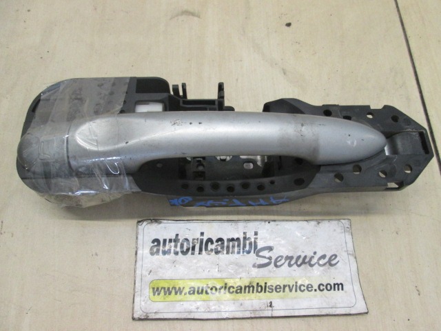 ZUNANJA KLJUKA SPREDNJA LEVA VRATA OEM N. 806070032R ORIGINAL REZERVNI DEL RENAULT MEGANE MK3 BZ0/1 B3 DZ0/1 KZ0/1 BER/SPORTOUR/ESTATE (2009 - 2015) DIESEL LETNIK 2010