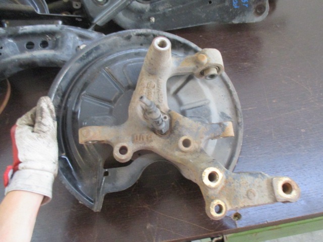 KOLESNI NOSILEC ZADAJ DESNO / POGON PRIROBNICO PESTA OEM N. 8V0598611A ORIGINAL REZERVNI DEL SEAT ALTEA XL 5P8 R (2009 - 2015) DIESEL LETNIK 2010