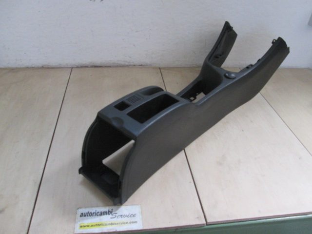 PLASTIKA MED SEDEZI BREZ NASLONJALA ROK OEM N. 9634495677 ORIGINAL REZERVNI DEL PEUGEOT 307 3A/B/C/E/H BER/SW/CABRIO (2001 - 2009) DIESEL LETNIK 2002