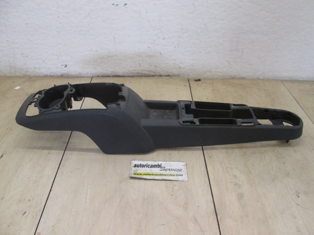 PLASTIKA MED SEDEZI BREZ NASLONJALA ROK OEM N. A4546800217C96A ORIGINAL REZERVNI DEL SMART FORFOUR 454 MK1 (2004 - 2006) BENZINA LETNIK 2006