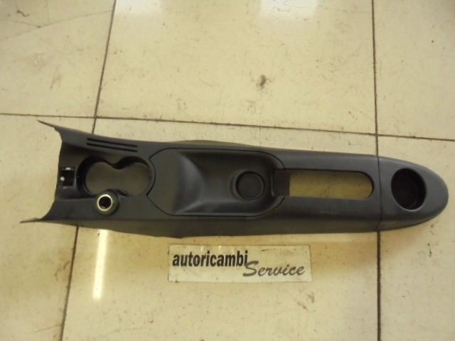 PLASTIKA MED SEDEZI BREZ NASLONJALA ROK OEM N. 735324339 ORIGINAL REZERVNI DEL LANCIA Y YPSILON 843 R (2006 - 2011) BENZINA LETNIK 2007