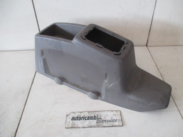 PLASTIKA MED SEDEZI BREZ NASLONJALA ROK OEM N. 7700351867 ORIGINAL REZERVNI DEL RENAULT MASTER JD FD ED HD UD MK2 (1997- 2003) DIESEL LETNIK 2002