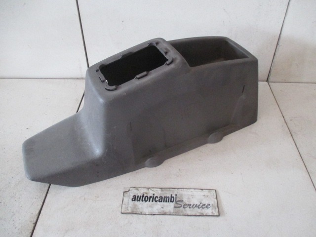 PLASTIKA MED SEDEZI BREZ NASLONJALA ROK OEM N. 7700351867 ORIGINAL REZERVNI DEL RENAULT MASTER JD FD ED HD UD MK2 (1997- 2003) DIESEL LETNIK 2002