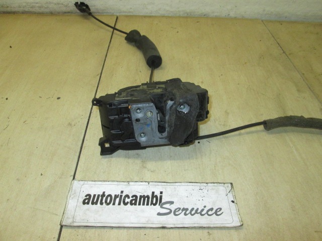 CENTRALNO ZAKLEPANJE ZADNJIH DESNIH VRAT OEM N. 825029240R ORIGINAL REZERVNI DEL RENAULT MEGANE MK3 BZ0/1 B3 DZ0/1 KZ0/1 BER/SPORTOUR/ESTATE (2009 - 2015) DIESEL LETNIK 2010