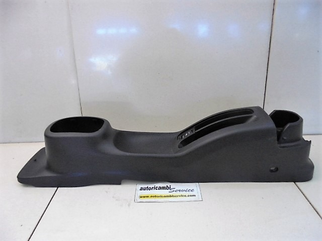 PLASTIKA MED SEDEZI BREZ NASLONJALA ROK OEM N. 96910-K13141 ORIGINAL REZERVNI DEL NISSAN MICRA K12 K12E MK3 (2002 - 2010) BENZINA LETNIK 2007