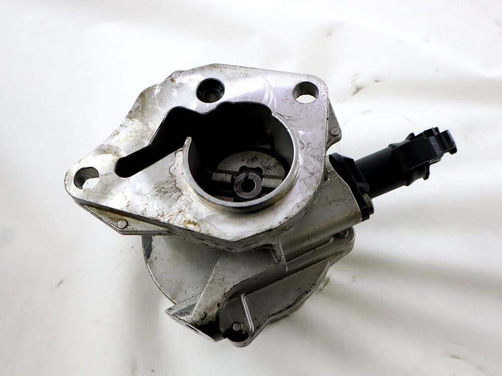 VAKUUM CRPALKA OEM N. 146505272R ORIGINAL REZERVNI DEL RENAULT CAPTUR J5 H5 (2013 - 2019) DIESEL LETNIK 2015