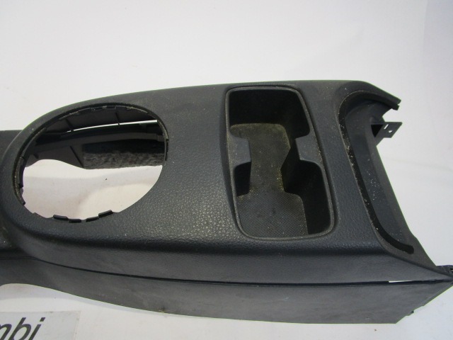 PLASTIKA MED SEDEZI BREZ NASLONJALA ROK OEM N. 75811-79J0 ORIGINAL REZERVNI DEL FIAT SEDICI FY (2006 - 4/2009) DIESEL LETNIK 2007