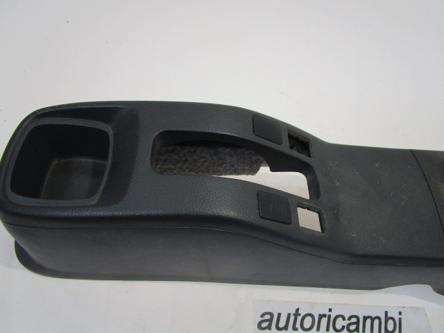 PLASTIKA MED SEDEZI BREZ NASLONJALA ROK OEM N. 75811-79J0 ORIGINAL REZERVNI DEL FIAT SEDICI FY (2006 - 4/2009) DIESEL LETNIK 2007