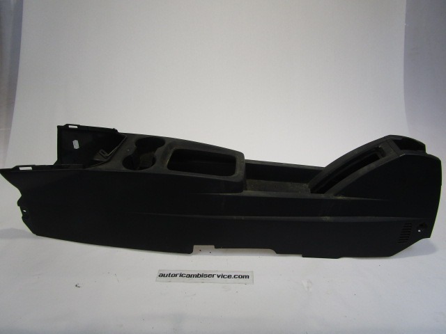 PLASTIKA MED SEDEZI BREZ NASLONJALA ROK OEM N. 13124048 ORIGINAL REZERVNI DEL OPEL MERIVA A X03 (2003 - 2006) BENZINA LETNIK 2006