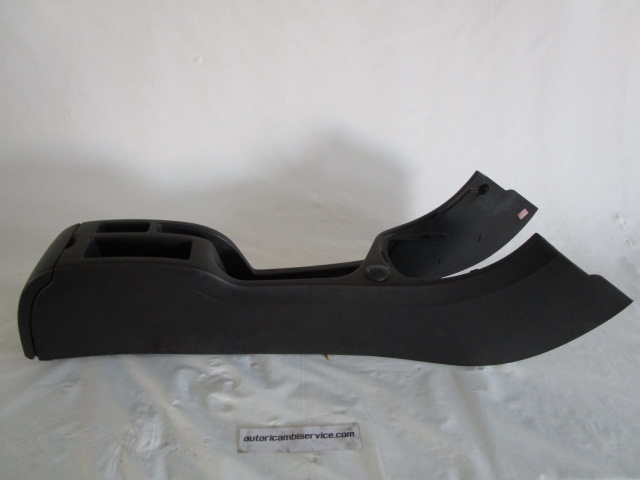 PLASTIKA MED SEDEZI BREZ NASLONJALA ROK OEM N. 9634496677 ORIGINAL REZERVNI DEL PEUGEOT 307 3A/B/C/E/H BER/SW/CABRIO (2001 - 2009) DIESEL LETNIK 2002