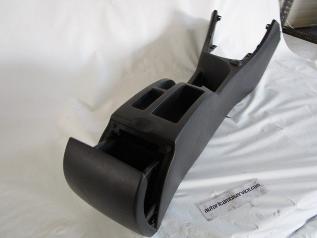 PLASTIKA MED SEDEZI BREZ NASLONJALA ROK OEM N. 9634496677 ORIGINAL REZERVNI DEL PEUGEOT 307 3A/B/C/E/H BER/SW/CABRIO (2001 - 2009) DIESEL LETNIK 2002