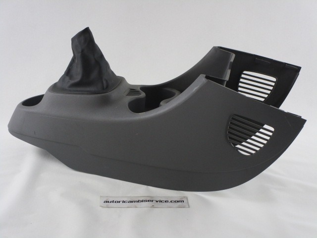 PLASTIKA MED SEDEZI BREZ NASLONJALA ROK OEM N. 58811-0H010 ORIGINAL REZERVNI DEL TOYOTA AYGO B1 (2005 - 2009) BENZINA LETNIK 2008