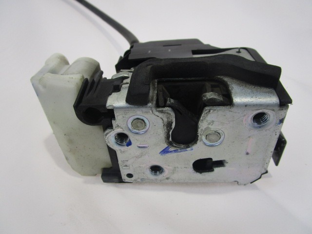 CENTRALNI ZAKLEP SPREDNJIH VRAT  OEM N. 51843468 ORIGINAL REZERVNI DEL FIAT DOBLO 223 MK1 R (2005 - 2009) DIESEL LETNIK 2009