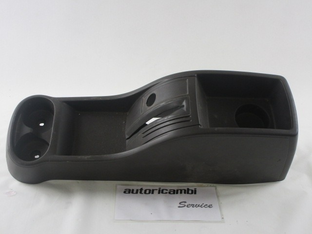 PLASTIKA MED SEDEZI BREZ NASLONJALA ROK OEM N. A504240985 ORIGINAL REZERVNI DEL LANCIA MUSA 350 (2004 - 2007) DIESEL LETNIK 2005