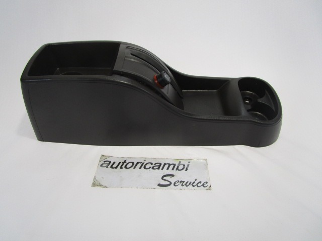 PLASTIKA MED SEDEZI BREZ NASLONJALA ROK OEM N. 735384991 ORIGINAL REZERVNI DEL LANCIA MUSA 350 (2004 - 2007) DIESEL LETNIK 2006