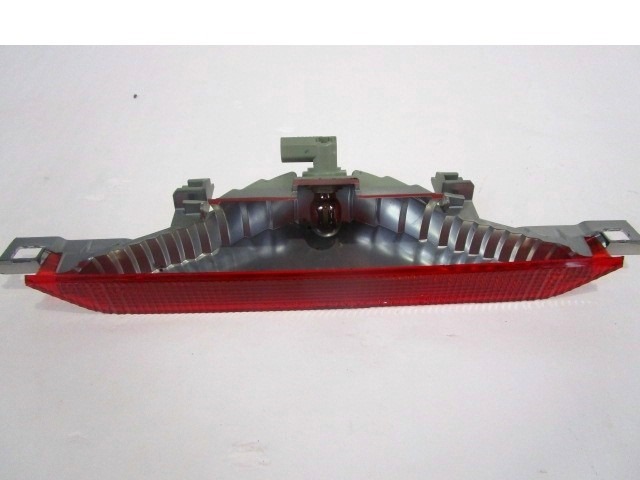 TRETJA ZAVORNA LUC OEM N. 8157013160 ORIGINAL REZERVNI DEL TOYOTA COROLLA E12 (2000 - 2006) DIESEL LETNIK 2006