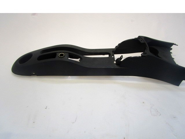 PLASTIKA MED SEDEZI BREZ NASLONJALA ROK OEM N. 8200838002 ORIGINAL REZERVNI DEL RENAULT CLIO BR0//1 CR0/1 KR0/1 MK3 R (05/2009 - 2013) BENZINA LETNIK 2012