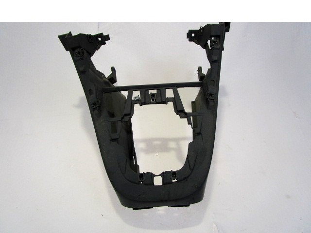 PLASTIKA MED SEDEZI BREZ NASLONJALA ROK OEM N. 735444691 ORIGINAL REZERVNI DEL FIAT CROMA 194 MK2 (2005 - 10/2007)  DIESEL LETNIK 2006