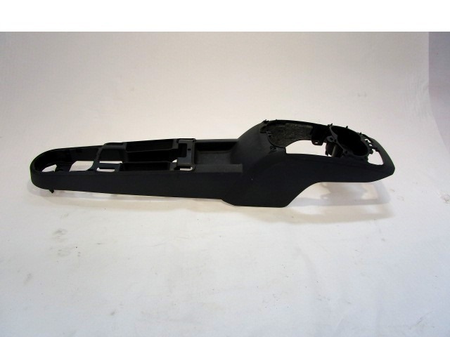 PLASTIKA MED SEDEZI BREZ NASLONJALA ROK OEM N. A4546800217 ORIGINAL REZERVNI DEL SMART FORFOUR 454 MK1 (2004 - 2006) BENZINA LETNIK 2005