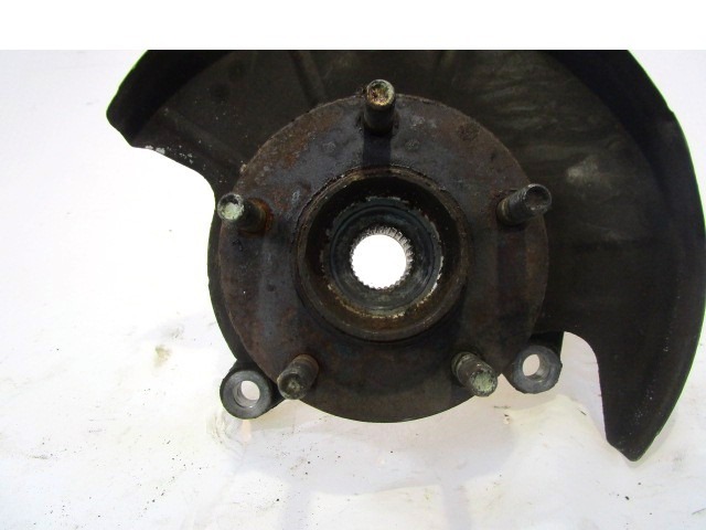 VRTLJIVI LEZAJ DESNO / PESTO KOLESA Z LEZAJEM SPREDAJ OEM N. LC6233021D LC6233061D ORIGINAL REZERVNI DEL MAZDA MPV LW MK2 (1999 - 2006) DIESEL LETNIK 2002