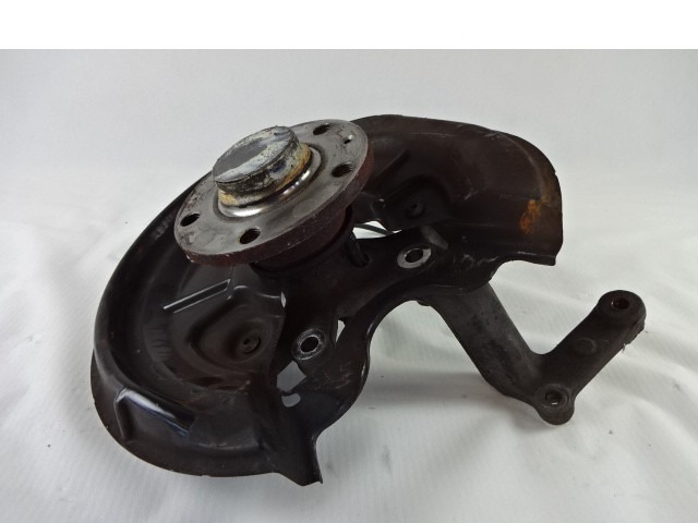 ZADNJI LEVI NOSILEC KOLES/PESTO OEM N. 8V0598611A ORIGINAL REZERVNI DEL VOLKSWAGEN GOLF PLUS 5M1 521 MK1 (2004 - 2009) BENZINA LETNIK 2006