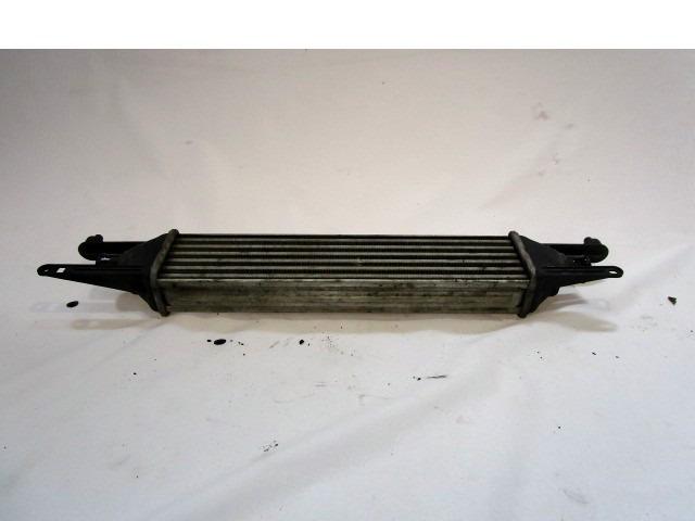 HLADILNIK INTERCOOLER OEM N. 55700449 ORIGINAL REZERVNI DEL FIAT GRANDE PUNTO 199 (2005 - 2012) DIESEL LETNIK 2009