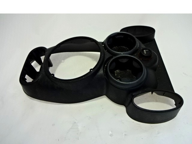 PLASTIKA MED SEDEZI BREZ NASLONJALA ROK OEM N. 51167147186 ORIGINAL REZERVNI DEL MINI ONE / COOPER / COOPER S R50 R52 R53 (2001-2006) DIESEL LETNIK 2004