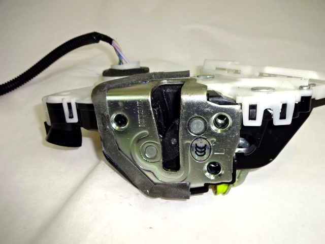 CENTRALNO ZAKLEPANJE PREDNIH LEVIH VRAT OEM N. 6905052220 ORIGINAL REZERVNI DEL SUBARU TREZIA (2011 - 2014)DIESEL LETNIK 2011