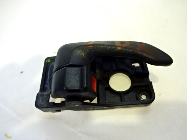 NOTRANJA KLJUKA  OEM N. 826202K010 ORIGINAL REZERVNI DEL KIA SOUL AM MK1 (2008 - 2013) DIESEL LETNIK 2009