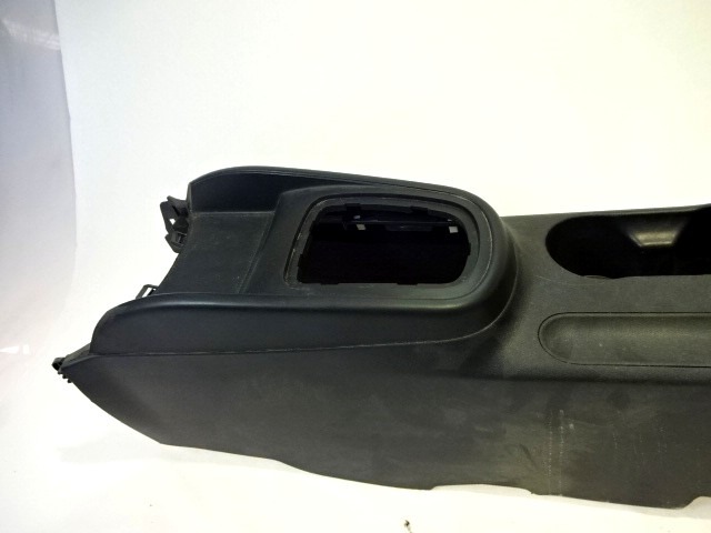 PLASTIKA MED SEDEZI BREZ NASLONJALA ROK OEM N. 84611-2K000 ORIGINAL REZERVNI DEL KIA SOUL AM MK1 (2008 - 2013) DIESEL LETNIK 2009