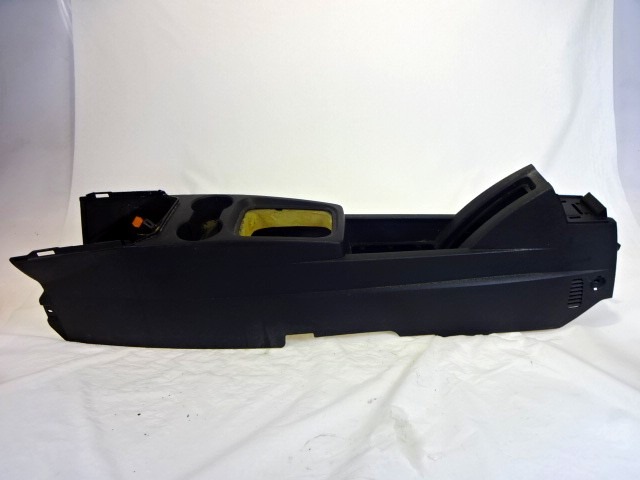 PLASTIKA MED SEDEZI BREZ NASLONJALA ROK OEM N. 13119172 ORIGINAL REZERVNI DEL OPEL MERIVA A X03 (2003 - 2006) DIESEL LETNIK 2003