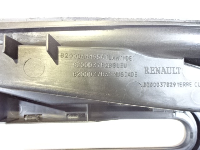 PLASTIKA MED SEDEZI BREZ NASLONJALA ROK OEM N. 8200064495 ORIGINAL REZERVNI DEL RENAULT SCENIC JA0/1 FA0 MK1 R (1999 - 2003) DIESEL LETNIK 2002