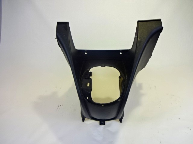 PLASTIKA MED SEDEZI BREZ NASLONJALA ROK OEM N. 735345797 ORIGINAL REZERVNI DEL LANCIA Y YPSILON 843 (2003-2006) DIESEL LETNIK 2004