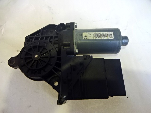 MOTORCEK ELEKTRICNEGA POMIKA ZADNJEGA STEKLA  OEM N. 5M0839402A 1K0959704C ORIGINAL REZERVNI DEL VOLKSWAGEN GOLF PLUS 5M1 521 MK1 (2004 - 2009) DIESEL LETNIK 2006