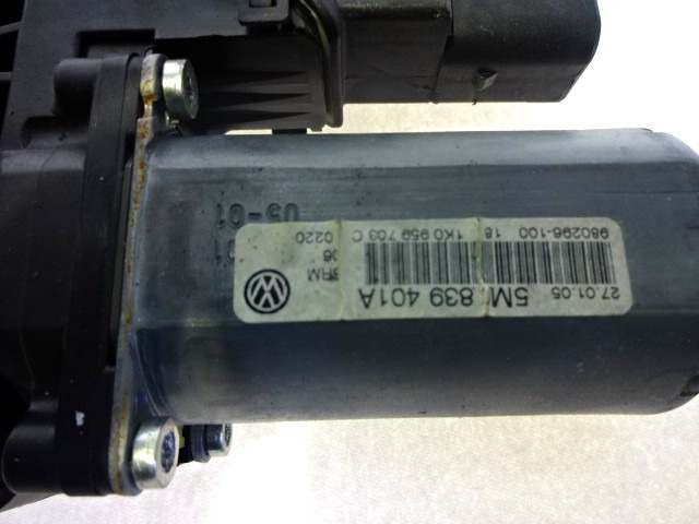 MOTORCEK ELEKTRICNEGA POMIKA ZADNJEGA STEKLA  OEM N. 5M0839401A 1K0959703C 0130821431 ORIGINAL REZERVNI DEL VOLKSWAGEN GOLF PLUS 5M1 521 MK1 (2004 - 2009) DIESEL LETNIK 2006