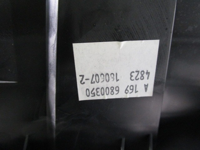 PLASTIKA MED SEDEZI BREZ NASLONJALA ROK OEM N. A1696800350 ORIGINAL REZERVNI DEL MERCEDES CLASSE A W169 5P C169 3P (2004 - 04/2008) DIESEL LETNIK 2007