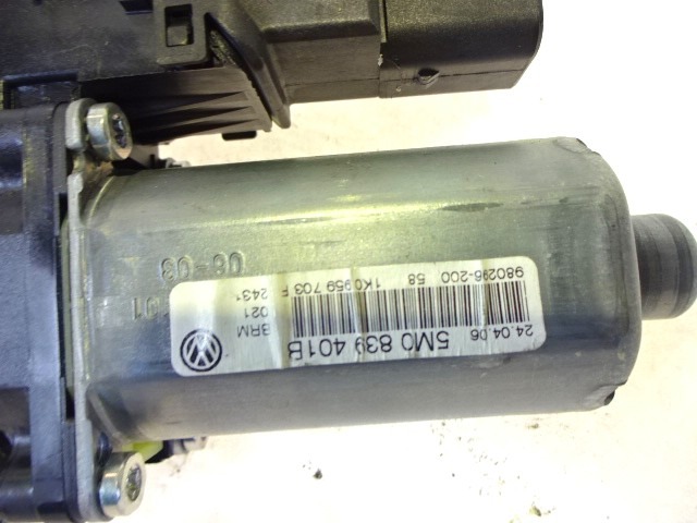 MOTORCEK ELEKTRICNEGA POMIKA ZADNJEGA STEKLA  OEM N. 0130821431 5M0839401B 1K0959703F ORIGINAL REZERVNI DEL VOLKSWAGEN GOLF PLUS 5M1 521 MK1 (2004 - 2009) DIESEL LETNIK 2006