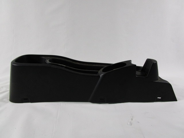 PLASTIKA MED SEDEZI BREZ NASLONJALA ROK OEM N. 1308981070 ORIGINAL REZERVNI DEL FIAT FIORINO / QUBO 255 (2008 - 2019) BENZINA/METANO LETNIK 2014