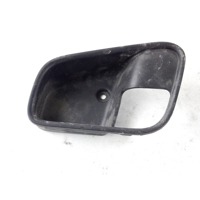 1308747070 MASCHERINA RIVESTIMENTO MANIGLIA INTERNA PORTA ANTERIORE DESTRA FIAT DOBLO 1.6 D 77KW 5M 2P (2010) RICAMBIO USATO 