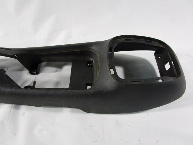 PLASTIKA MED SEDEZI BREZ NASLONJALA ROK OEM N. 735270007 ORIGINAL REZERVNI DEL FIAT PUNTO 188 188AX MK2 (1999 - 2003) BENZINA LETNIK 2002