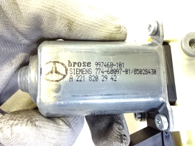 MOTORCEK ELEKTRICNEGA POMIKA ZADNJEGA STEKLA  OEM N. A2218202942 ORIGINAL REZERVNI DEL MERCEDES CLASSE S W221 (2005 - 2013)BENZINA LETNIK 2008