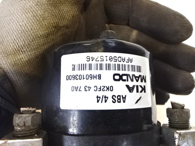 ABS AGREGAT S PUMPO OEM N. 0K2FC437A0 ORIGINAL REZERVNI DEL KIA CARENS MK2 FJ (2002 - 2006) DIESEL LETNIK 2005