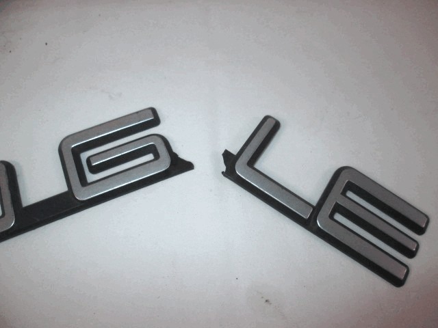 SPREDNJI IN ZADNJI EMBLEM OEM N.  ORIGINAL REZERVNI DEL VOLVO 440 445 (1987 - 1997)BENZINA LETNIK 1987