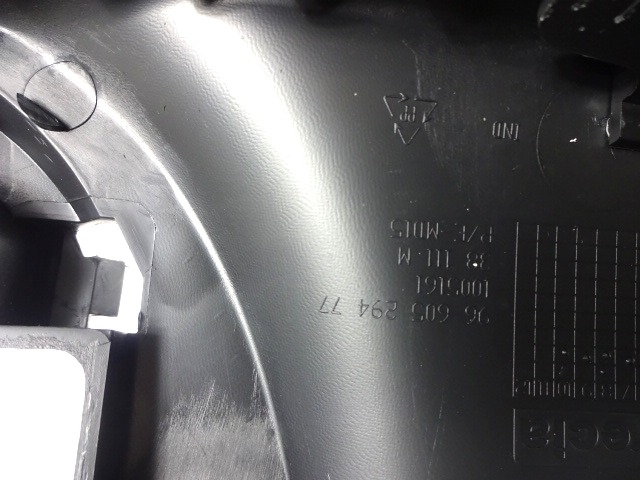 PLASTIKA MED SEDEZI BREZ NASLONJALA ROK OEM N. 9660529477 ORIGINAL REZERVNI DEL PEUGEOT 308 4A 4B 4C 4E 4H MK1 BER/SW/CC (2007 - 2013) DIESEL LETNIK 2008
