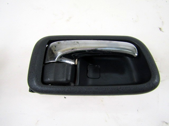 NOTRANJA KLJUKA  OEM N. 69283-30040B1 ORIGINAL REZERVNI DEL TOYOTA COROLLA E11 (1995 - 2002)BENZINA LETNIK 2001