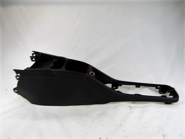 PLASTIKA MED SEDEZI BREZ NASLONJALA ROK OEM N. 735410324 ORIGINAL REZERVNI DEL FIAT GRANDE PUNTO 199 (2005 - 2012) DIESEL LETNIK 2006