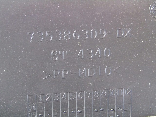 PLASTIKA MED SEDEZI BREZ NASLONJALA ROK OEM N. 735394633 ORIGINAL REZERVNI DEL FIAT GRANDE PUNTO 199 (2005 - 2012) DIESEL LETNIK 2008