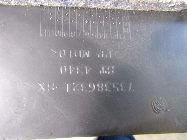 PLASTIKA MED SEDEZI BREZ NASLONJALA ROK OEM N. 735394633 ORIGINAL REZERVNI DEL FIAT GRANDE PUNTO 199 (2005 - 2012) DIESEL LETNIK 2008